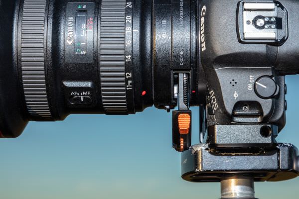 Access to drop-in filter blocked by L-bracket when in vertical format on a tripod Access to drop-in filter blocked by L-bracket when in vertical format on a tripod